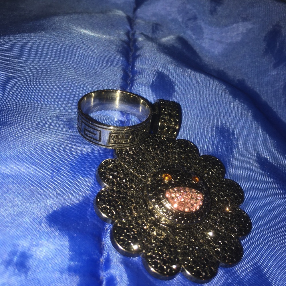 Murakami flower spinning pendant with bonus ring